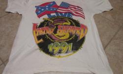 Lynyrd Skynyrd vintage 1991 tour white t shirt. Beautifull designs on both front and back . Colors are vibrant - not faded. No rips, no tears, no holes Tag- Hanes. Size Medium.
Top to Bottom measures 25 1/2in. Pit to Pit- 18 1/2 in.