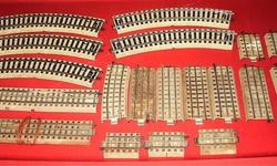 For sale is a lot of nineteen (19) HO Scale M TRACK from Marklin.
You will receive:
*13 - Assorted Straight M Track; some good, some a little rusty (see pix)
*6 - Assorted Curved M Track; some good, some a little rusty (see pix)
No box, but will be