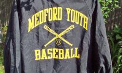 Black Lined Jacket
On the Back In Yellow Letters: Medford Youth Baseball
Size: Youth "M"
5 Snap Closure
Good Condition
Pre-owned