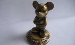 "NICE ORIGINAL WALT DISNEY PIECE" BRILLIANT LITTER PIECE
BOTTOM HAS RED FELT ON IT CLASSY FROM THE BRUSHED BRASS TO THE FINISHED BASE MEASURES: 3 1/8 INCHES HIGH
BASE HAS A 2 INCH DIAMETER.