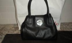 THIS IS A BRAND NEW WITH TAGS
KATE SPADE ANISHA BEXLEY
RETAILS IS $295
THE COLOR IS BLACK
Lightly pebbled cowhide
9.4"h x 12"w x 6.2"d
Over the shoulder; turnlock closure with embossed logo
14-karat light gold plated hardware
Custom woven jacquard lining