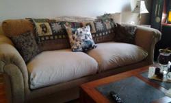 Cream couch in very good shape, no reaps or stain. Had it covered bt it can be removed, pillows not included.