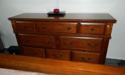 oak wood bedroom set.dresser has 8 drawer
Bed is a queen size dresser is 63-1/2Lx15-1/2Wx36-3/4H
Inclosed r pic asking $325.00