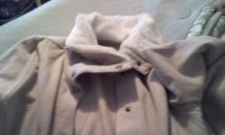 Off-white Merona adult women's coat size XL
It's in excellent shape- the collar is fluffy and soft (& white)