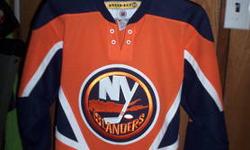 I WAS TOLD THIS JERSEY IS FROM 2002-2003 WHEN THEY CHANGED THE COLOR PATTERN TO THIS ORANGE SET UP.
IT IS YOUTH SIZE S/M.