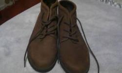 The boots are used but in excellent shape. Only worn 1 season
the wool hat is brand new and has been washed
I wore it once but wool makes me itch so i could not wear it more than a few minutes so decided to sell it to someone who has no problems with wool