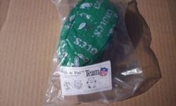 Philadelphia Eagles Pillow Pal
Reversible Teddy Bear and Pillow
The Pillow Pal is a fully reversible teddy bear which transforms into a football
Open the velcro on the back of the football to transform into a teddy bear
Pillow is approximately 6" long