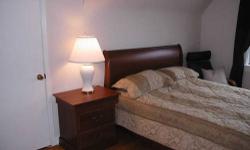 Private spacious room located near transportaion, stores and restuarants in the Wahington Heights section of Manhattan
Furnished with a queen size bed, night table, night lamp, dresser, desk and a window.
Access to a kitchen with a dining table.
Utilities