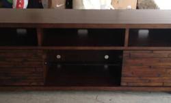 BRAND NEW FROM RAYMOUR AND FLANIGAN!!! Small surface damage in delivery but otherwise perfect and never used. See more pics on Raymour and Flanigan website.
MAKE AN OFFER!!!! CASH ONLY!!! Below is more info from webiste:
Everton 70" TV console. It's