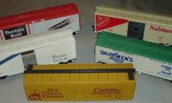 USA SHIPS FREE!
For sale is a lot of five (5) HO Scale BILLBOARD BOX CARS ROLLING STOCK.
You will receive:
* 1 - Life-Like 40' TOOTSIE ROLL Box Car; Road # TR-41879 (missing brake wheel), built 7/56
* 1 - Life-Like 40' AJAX Box Car (missing both doors,