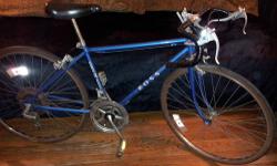ROSS?WOMEN?S
DIAMOND CRUISER
SINGLE SPEED WITH COASTER BRAKE
INCLUDES WALD BASKET
19 1/2 FRAME --26 INCH TIRES
