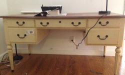 This wonderful Ethan Allen desk must go!
Unfortunately white isn't the color I want for my new apartment.
5 drawers, good condition...
East Village/ Gramercy Park location