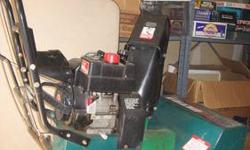 ULTRA SNOW KING BY MURRAY-5hp, 22" SELF-PROPELLED, SIX SPEED WITH REVERSE .. WONDERFUL SNOW BLOWER.
MODEL G2250030 - RUNS BEAUTIFULLY. STARTS UP IMMEDIATELY AND RUNS GREAT. PULL START. TUCUMSEH MOTOR. REGULARLY MAINTAINED.
GAS/OIL FUEL MIX - FOR LOCAL