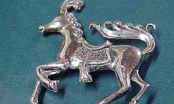 INCLUDES:
1 "STERLING LANG" Vintage Circus/Parade Horse Brooch
FEATURES:
This gorgeous vintage horse brooch features plumed head, curled mane, detailed saddle & fancy tail in a beautiful prance stance. Marked Sterling Lang. Rare Find.
RETAILS IN