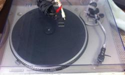 TECHNICS TURNTABLE SL-D303 IN GOOD CONDITION WITH DUST COVER