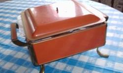 THINK THIS IS..COPPER STEEL BRASS CHAFING DISH FONDUE WITH HANDLE
THIS APPEARS TO BE A COPPER OUTER FINNISH WITH A STAINLESS STEEL INSIDE SURFACE WHERE THE FOOD WOULD BE PLACE.
THE BASE MAY BE BRASS OR COPPER NOT SURE.. THERE ARE SIX PIECES TO THIS ITEM