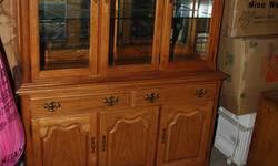 Antique Thomasville Dinning Room Furniture. Dinning room table and China Cabinet. Both in Excellent Condition.