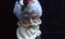 Gorgeous Victorian Santa ornament. Immaculate condition with tag
still on it. Never hung. This really is a beautiful piece!! 8"H. At the bottom of his beard are gorgeous flowers with gold on the leaves and a beautiful red Robin. From a smoke free home.