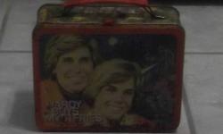 Vintage 1977 Hardy Boys Mysteries Metal Lunch Box Featuring Shaun Cassidy.
1977 Universal City Studios Inc.
Very Poor Condition- the inside and outside of the lunchbox has a lot of wear, rust, scratches, chips, marks, glue marks, dirt and dust marks.
It