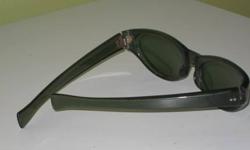 Vintage Cool Ray Polaroid No. 125 Cat-Eye Sunglasses 1950s/1960s $10.00
VINTAGE COOL-RAY POLAROID #125 SUNGLASSES, marked on arm. GREEN FRAME AND DRAK GREEN LENS IN VERY GOOD CONDITION. 5-3/4" ACROSS, 5" FROM FRONT TO END OF STEM (LENS 1" X 2") Material:
