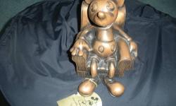 WALT DISNEY COLLECTORS SERIES LIMITED EDITION PRIDE LINES
MICKEY MOUSE BRONZE STATUE VERY RARE IT MEASURES 5.5 INCHES TALL BY 5.5 INCHES WIDE IT IS NUMBER 286 OF 5000.