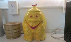 HELLO, PLEASE I AM A COLLECTOR OF MC COY'S FREDDY GLEEP COOKIE JAR. AS CAN BE SEEN IN MY PICTURES I HAVE 11 FREEDDY'S IN MY COLLECTION. I AM LOOKING FOR MORE, I ONLY WANT ORIGINALS MADE BY MC COY!! NO REPRODUCTIONS!! PLEASE CONTACT IF YOU HAVE ANY FOR