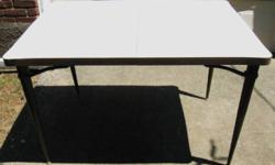 1960s ANTIQUE VINTAGE WHITE FORMICA KITCHEN TABLE MARBLE PATTERN Mid Century Furniture
Brown Formica edge trim
Table top (beneath the Formica) made of REAL WOOD
Brown Metal removable legs
Seats 4 people closed
Expandable with leaf to seat 6 people