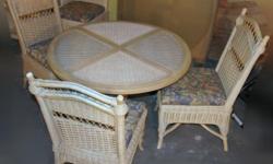 Like new pedestal wicker table with glass top & 4 chairs
Table with 43" diameter 29" high