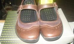 There are 5prs of like NEW shoe's Easyspirit....Timberland...Clarks....Sporto....Drew...all leather and clean....colors are browns and blacks.size's 9