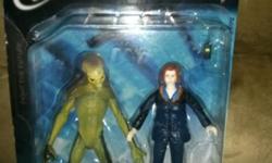 One each X-Files agent Mulder and agent Scully from the X-Files movie "Fight the Future". Agent Scully is dressed in arctic weather gear with Alien figure. Package states that Agent Mulder is wearing arctic weather gear but is actually wearing his classic