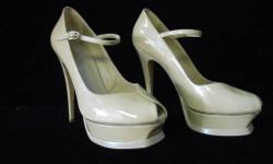 YVES SAINT LAURENT PLATFORM PUMP / PARIS / SIZE 38
Nude leather platform pump from Yves Saint Laurent featuring an open toe, a buckle strap fastening, a platform sole and a high leather heel. Size 38 as listed on the sole of the shoe.
Sole width / just