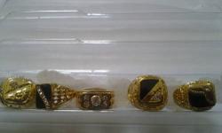 Up for sale i have 20 black enamel gold plated rings.
Material: metal alloy with gold plated.
The ring sizes are 8, 8.5, 9, 9.5, 10
The sizes in the picture in order is as follow:
Picture with 1 ring = size 10
Picture with 3 rings = size 9.5
Picture with