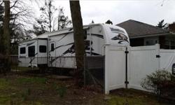 This is a 38 FT 2007 Keystone Montana 5th Wheel, Original Owner, Smoke & Pet Free.
INTERIOR FEATURES: Vinyl Floors, Carpet, Oak Cabinets, Corian Counter Tops, Full Kitchen, Top/Bottom Fridge, Convection Microwave, Stove Top, Dining Table with 5 Chairs,