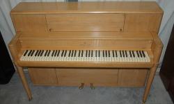STEINWAY CONSOLE UPRIGHT PIANO, BLONDE, 40?.
This Steinway console piano is one of the finest console upright pianos made. It has a light, oak finish. It has a beautiful style, subtle but also retro and art deco. This piano is in excellent condition and