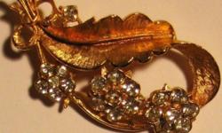 COSTUME JEWELRY - BROOCH w/Stones, MEDALLION, GOLD CHAIN PLATED
BROOCH $15
MEDALLION $15
GOLD PLATED CHAIN $15
All appear NEW