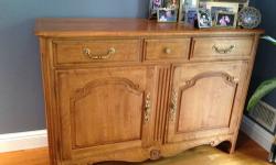 Ethan Allen 3 piece lighted wall unit. The middle piece is a beveled glass lighted china cabinet. Circa 1776 collection.
Excellent condition. Beautiful fruitwood color, goes with any decor !!!
Cash only, pickup in Brewster, NY $1500.00
Call 914-548-8839