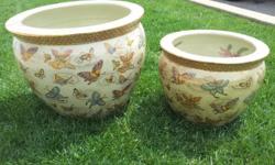 Description: Set of two hand printed flower pot, with butterfly pattern and
golden fish pattern inside
Color: Gold multi
Size: Large/16" diameter
Small/12" diameter
Condition: 80% New, Indoor decorate only, never put plants
Pick up location: Bayside,