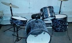Gently used by my son, not beaten on. In very good shape. Purchased new from Toys R Us for $250, asking $125.
Product Description
This full-sized drum set has excellent tone, and everything you need to rock out. Drums include snare, rack tom, floor tom,