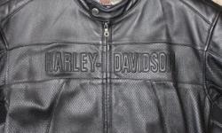 Genuine Harley Davidson Men's Leather Bike Jacket.
*Like new/Excellent condition!! Worn for half a season!!
*Fully lined
*Leather is perforated for comfort in cool and warm weather
*Size 3XL
*Adjustable waist
*Originally paid $350...Asking $200.