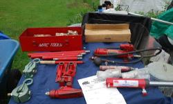HERES A MAC TOOLS 4-TON BODY REPAIR KIT (BK104) PLUS A(like new) MAC 5 TON BODY PULLER W/HOOKS (BKH2100) PLUS TWO 0100b MO-CLAMPS..ALL THIS STUFF IS IN GREAT CONDITION AND WORKS PERFECTLY..350.00..(the clamps are almost 200.00 by themselves!) WELL OVER