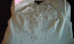 Pre-owned: An Item That Has Been Used Or Worn Previously.
Gorgeous Silk Ivory Skirt Suit By Morgan Taylor Evening In Size 14, 100% Silk, Fully Lined, 100% Acetate, And Professionally Dry Clean. Front Embroidered Jacket and Sleeves, V-Neck Cut, Thin