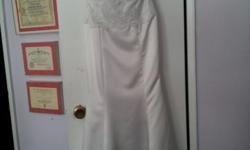 New wedding dress ~semi-formal~ simple classic lines. Never worn.
Trumpet style/ strapless / white color / with a sweeping train.
I am located in Queens, New York.
Please call Esperanza at 646 353-4232 for price and more information.
Thank you!