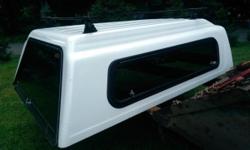 Jeraco truck cap . Fits 1999- present ford super duty f250 f350 f450 and others with a 8 ft bed length. color white
side windows open on both sides and back window opens front window slides open
Tinted window
Cap has roof racks on top and mounting