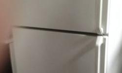 Pre-owned GE Refrigerator
White.
Top Freezer.
Ice Maker.
Moving...SALE!!
64" h, 29.5" w, 29" d
