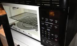 Pre-Owned GE Space-maker
"over the stove" wall mounting Microwave
with manual and mounting brackets
has lots of programable settings
easy to use and great condition!
w/ bottom lights and vent fans
Black.
Moving .... SALE!!!!