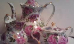 Royal Cotswolds In The English Tradition, Pansy Pattern, Floral with gold trim.
roses and pansies with daisies in pinks, purples, blues & reds on a white background.
Teapot 8 1/2"
Creamer 4"
Sugar Bowl W/ Lid 4 1/2"
No original packaging
No chips, cracks
