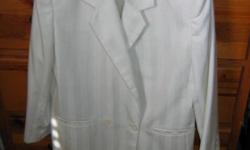 Pre-owned: An Item That Has Been Used Or Worn Previously.
Sassoon Vintage White & Cream PinStripe Woman's Suit In Excellent Condition. Size 10/11 Petite. Why Spend More...For ONLY $50.00 You Can Own This Beautiful Sassoon Vintage Suit.
Jacket Has Lightly